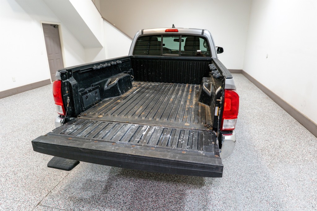 2017 Toyota Tacoma Image 11