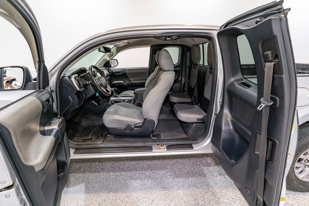 2017 Toyota Tacoma Image 13