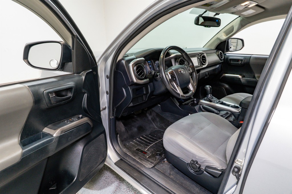 2017 Toyota Tacoma Image 16