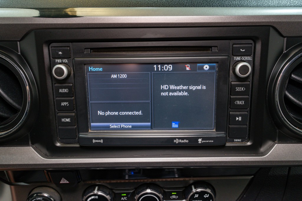 2017 Toyota Tacoma Image 19