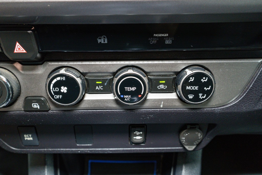 2017 Toyota Tacoma Image 24