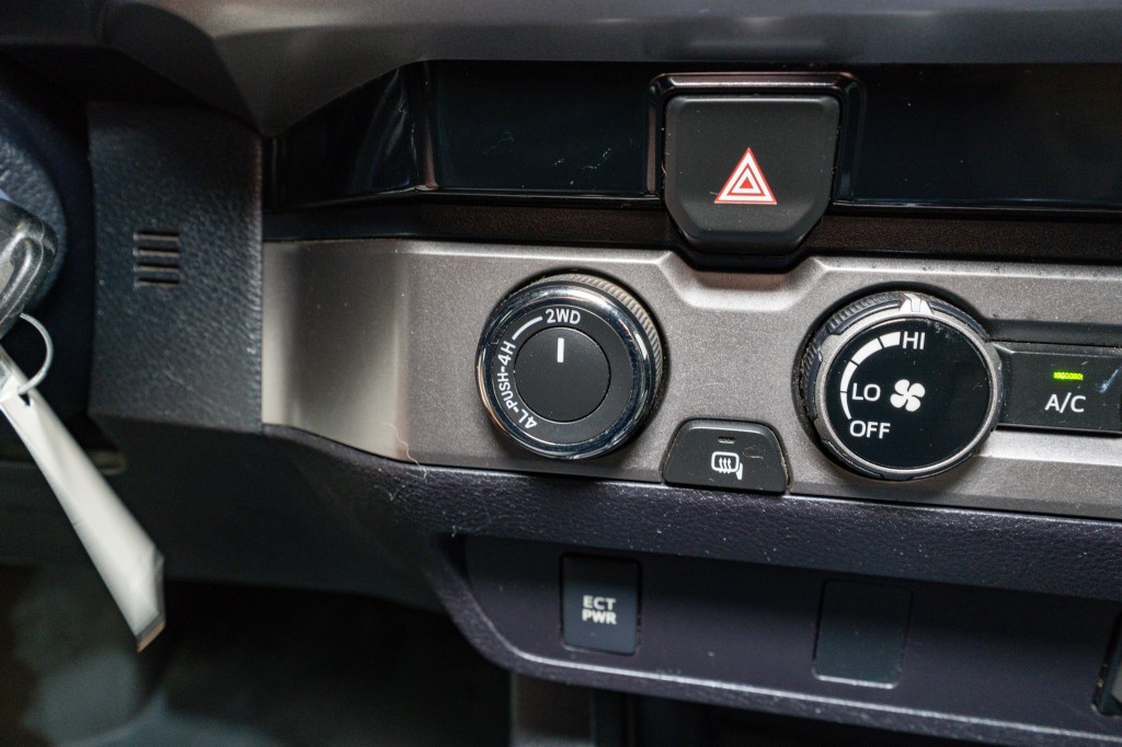 2017 Toyota Tacoma Image 25