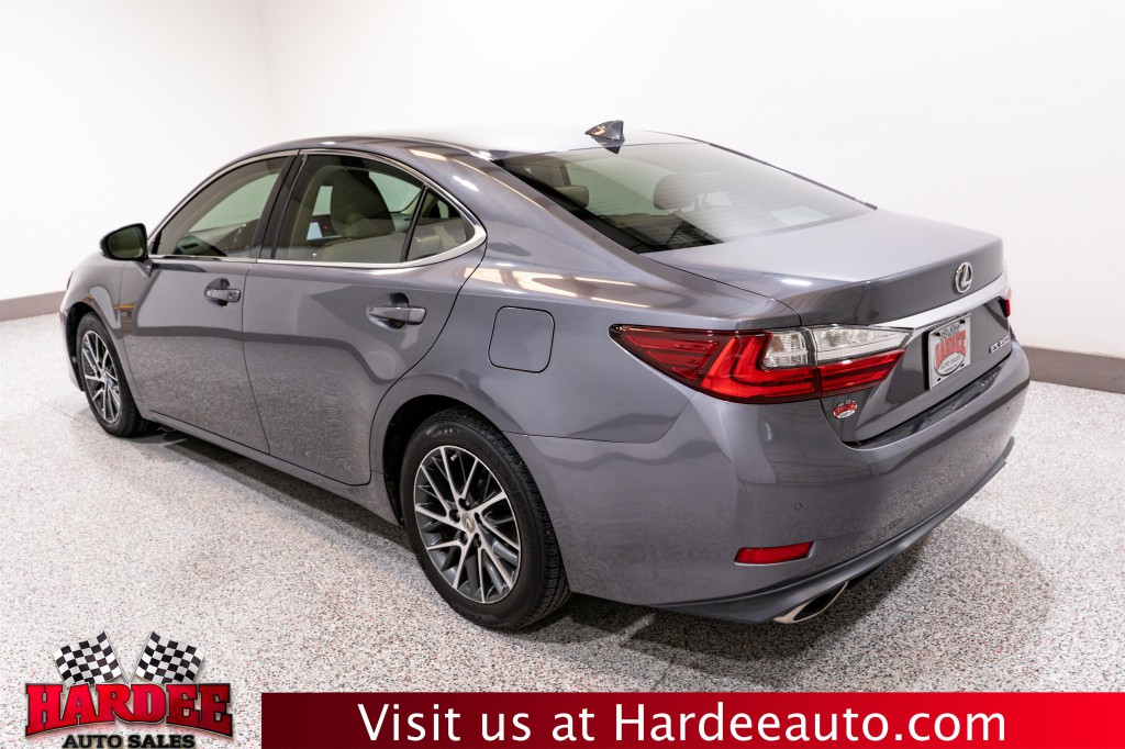 2017 Lexus ES Image 3