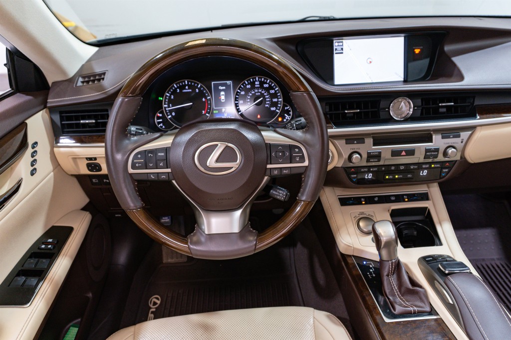 2017 Lexus ES Image 11