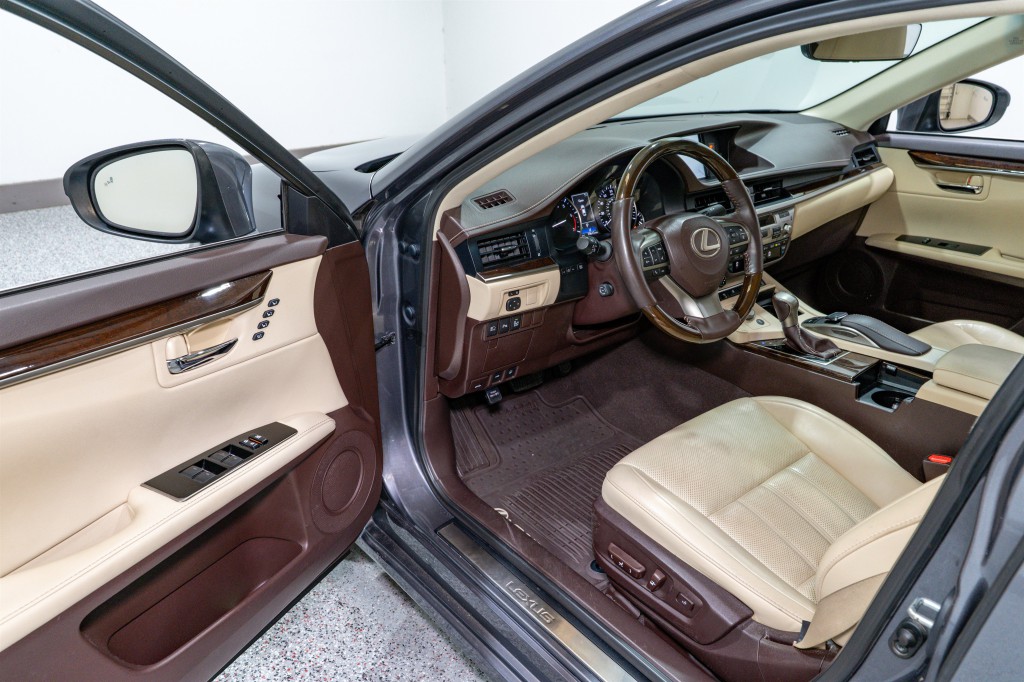 2017 Lexus ES Image 12