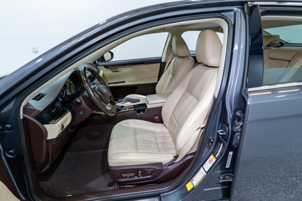 2017 Lexus ES Image 16