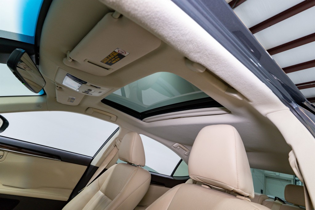 2017 Lexus ES Image 17