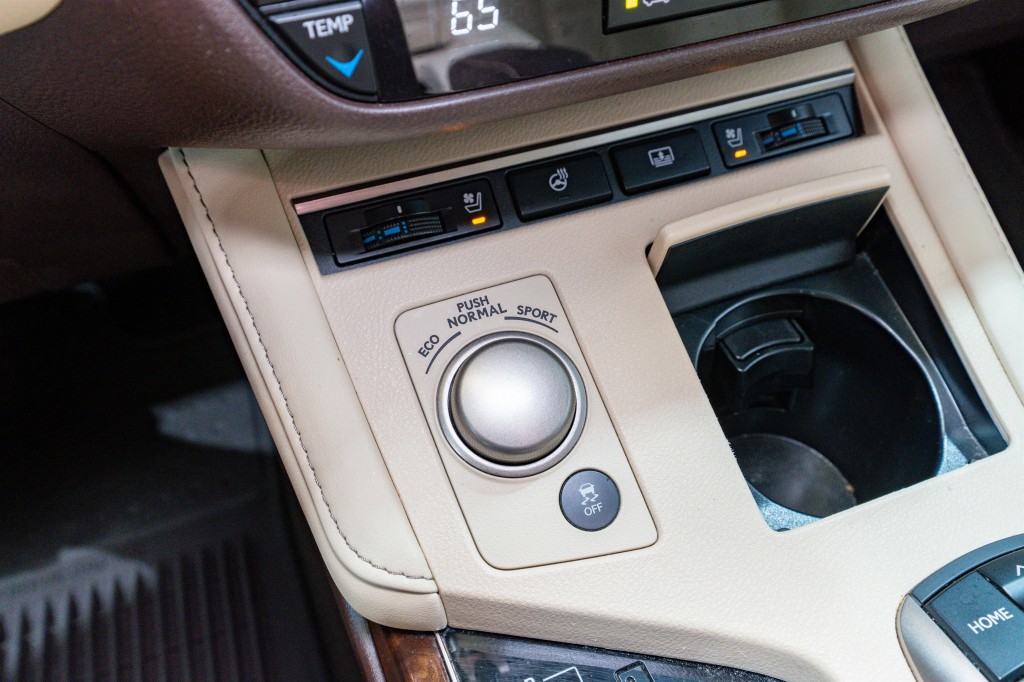 2017 Lexus ES Image 27