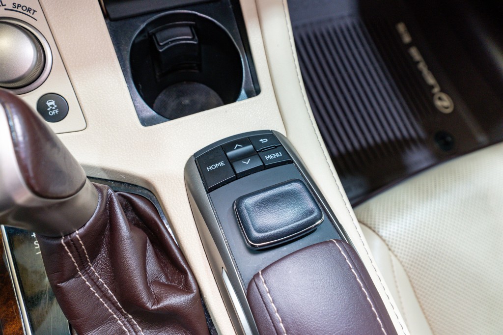 2017 Lexus ES Image 29