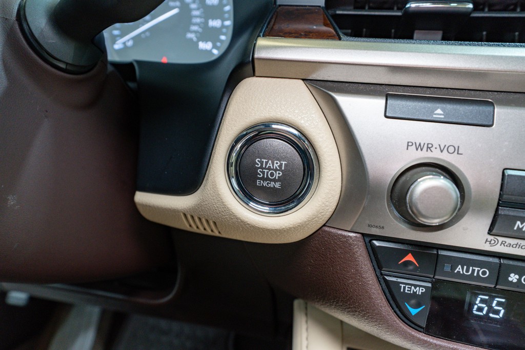 2017 Lexus ES Image 30