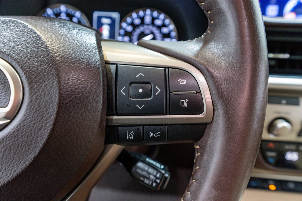 2017 Lexus ES Image 32
