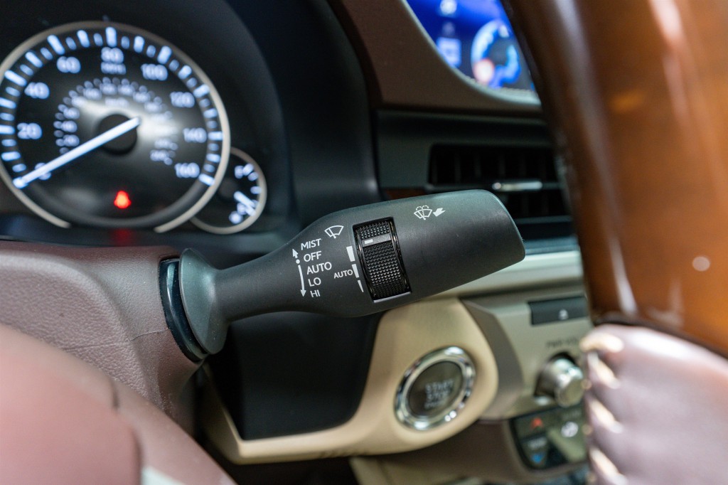 2017 Lexus ES Image 35