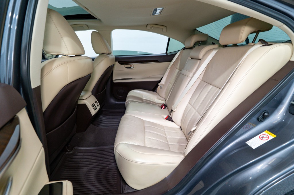 2017 Lexus ES Image 38