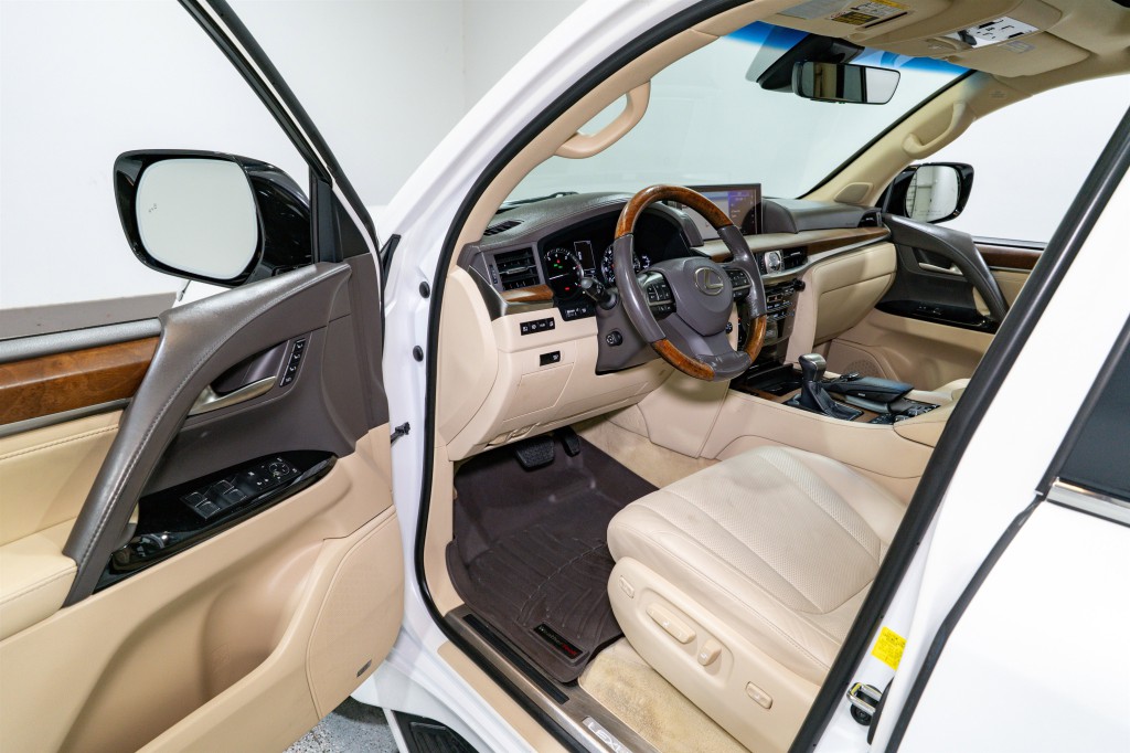 2017 Lexus LX Image 12