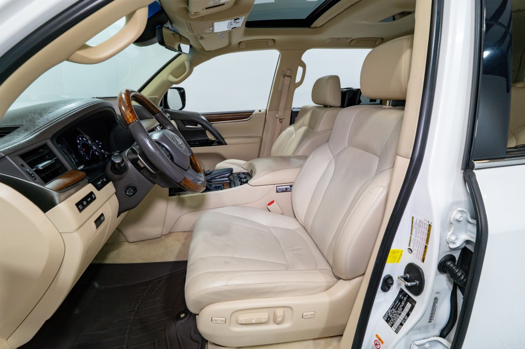 2017 Lexus LX Image 16