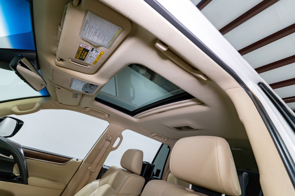2017 Lexus LX Image 17