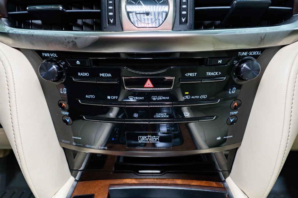 2017 Lexus LX Image 23