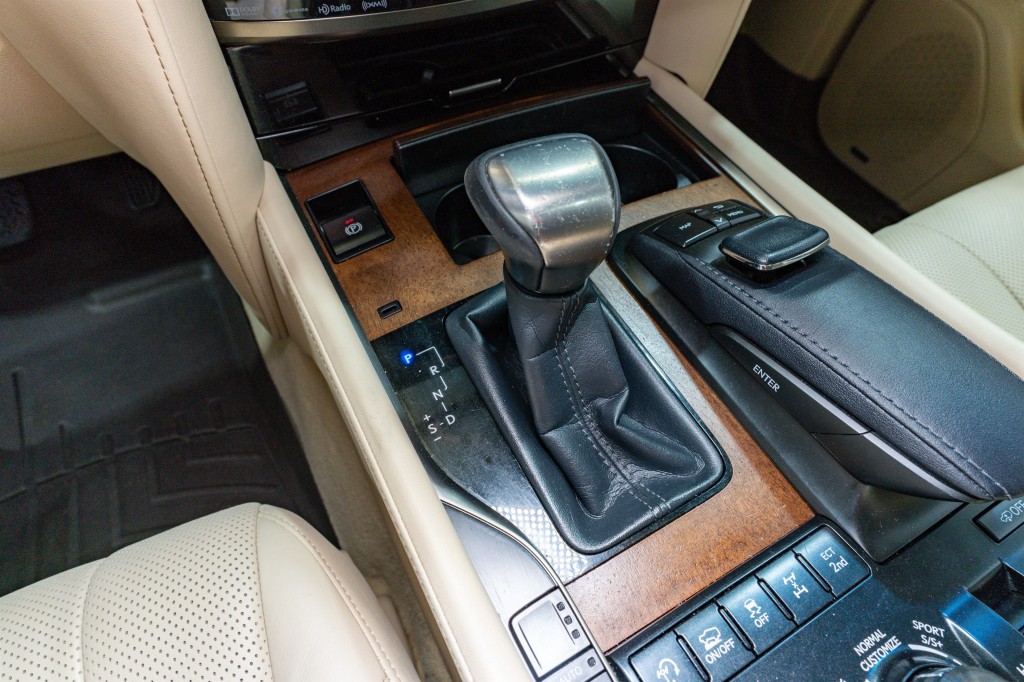 2017 Lexus LX Image 25