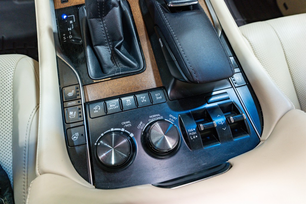 2017 Lexus LX Image 26