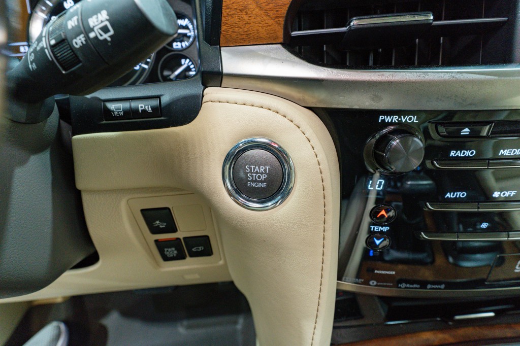2017 Lexus LX Image 27
