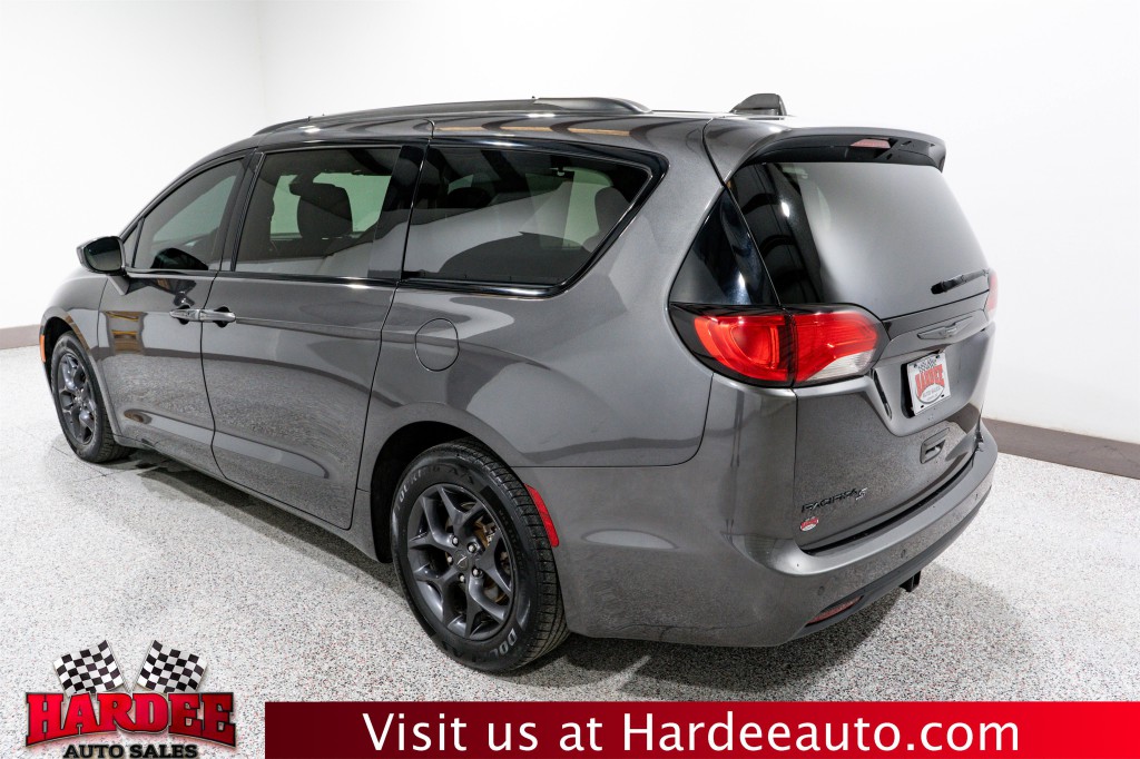 2020 Chrysler Pacifica Image 3