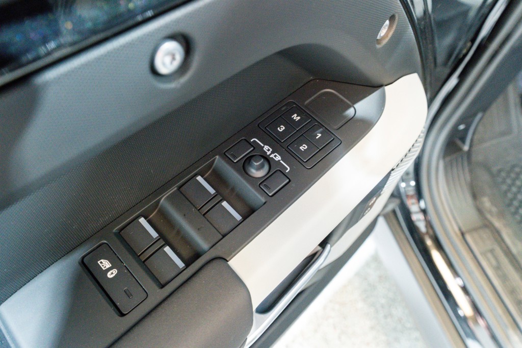 2024 Land Rover Defender Image 14