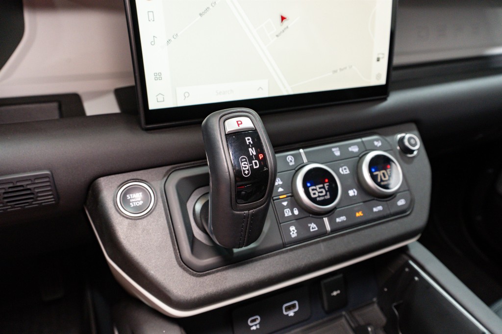2024 Land Rover Defender Image 24
