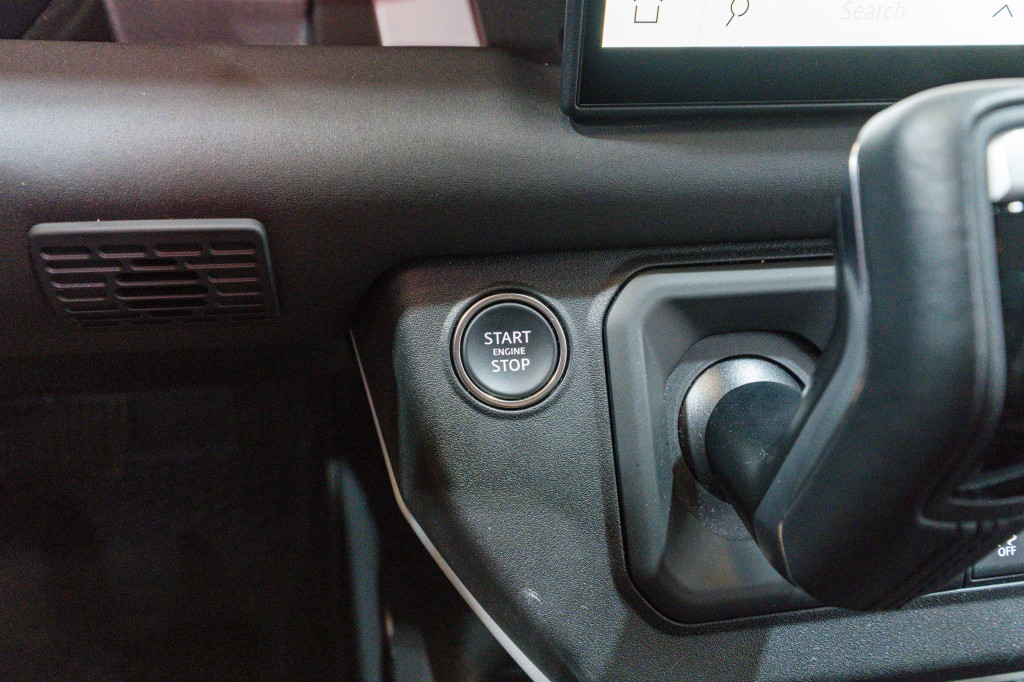 2024 Land Rover Defender Image 25