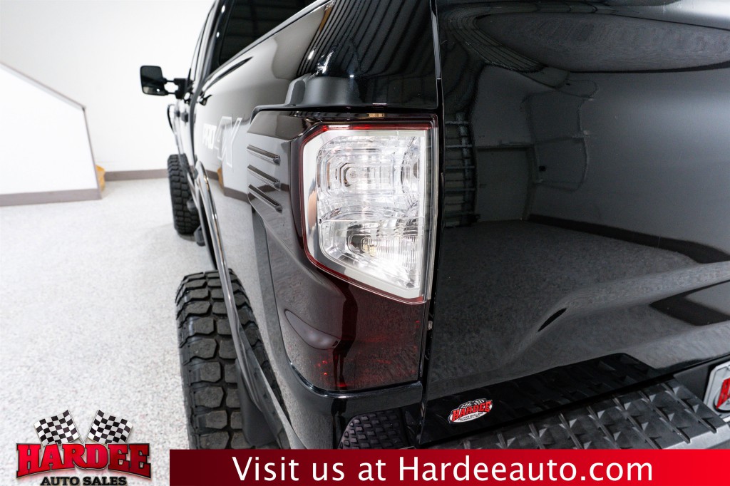 2017 Nissan Titan Image 9