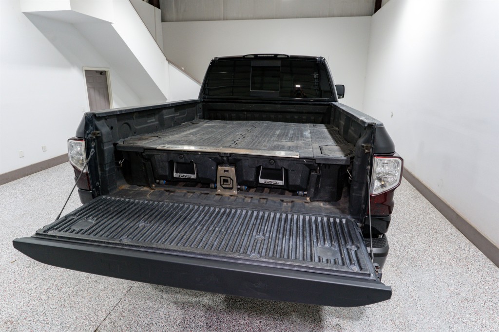2017 Nissan Titan Image 11