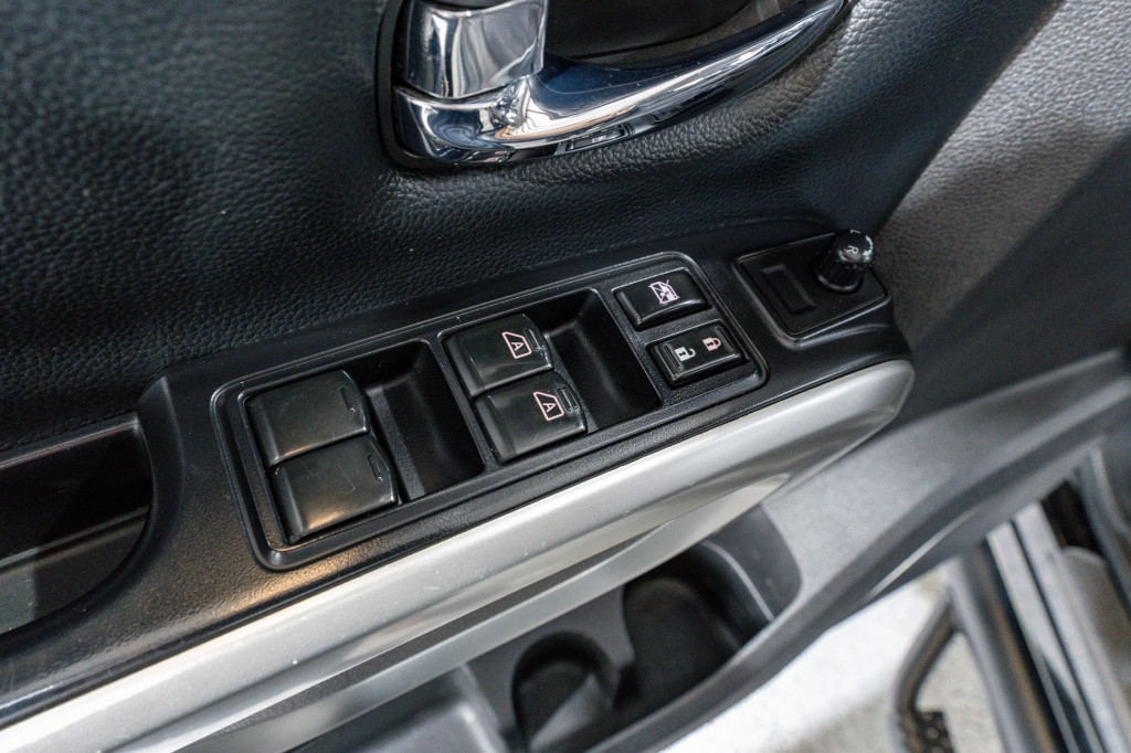 2017 Nissan Titan Image 16