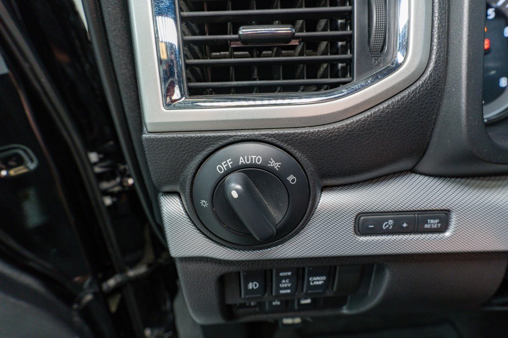 2017 Nissan Titan Image 32