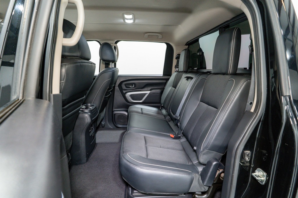 2017 Nissan Titan Image 35