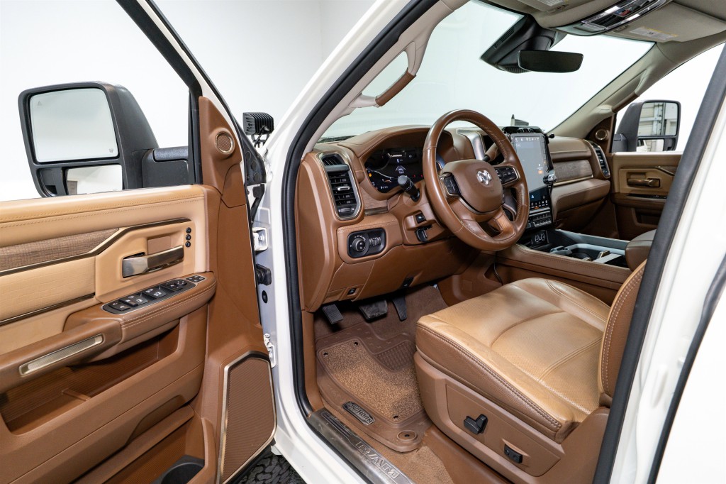 2023 RAM 3500 Image 15