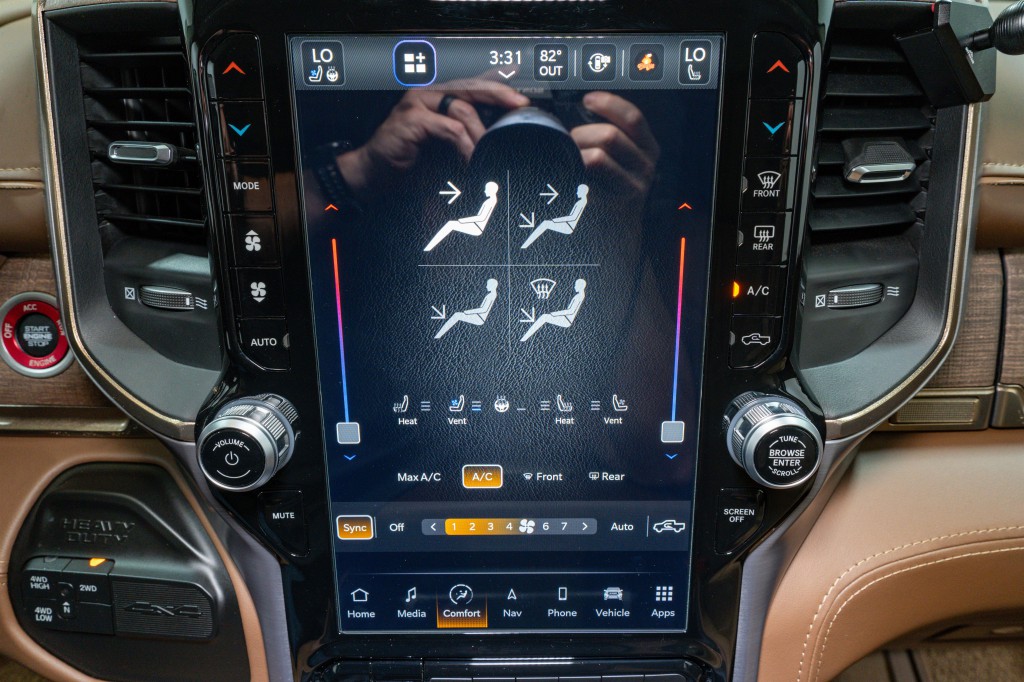 2023 RAM 3500 Image 23