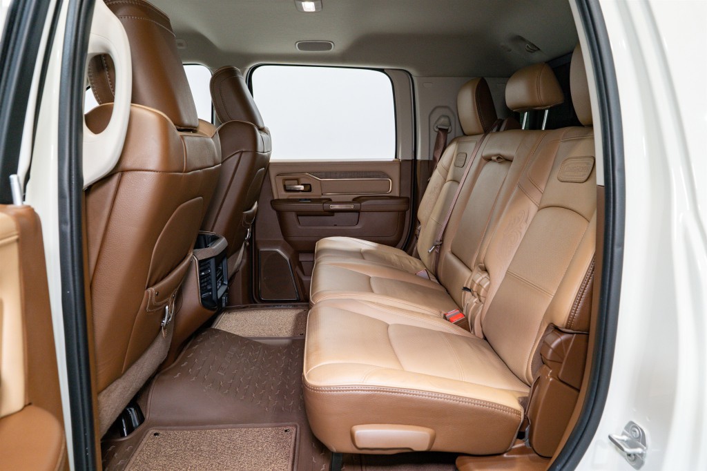 2023 RAM 3500 Image 35