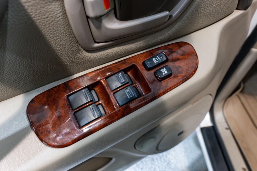 2005 Toyota Sequoia Image 11