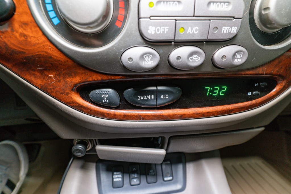 2005 Toyota Sequoia Image 18