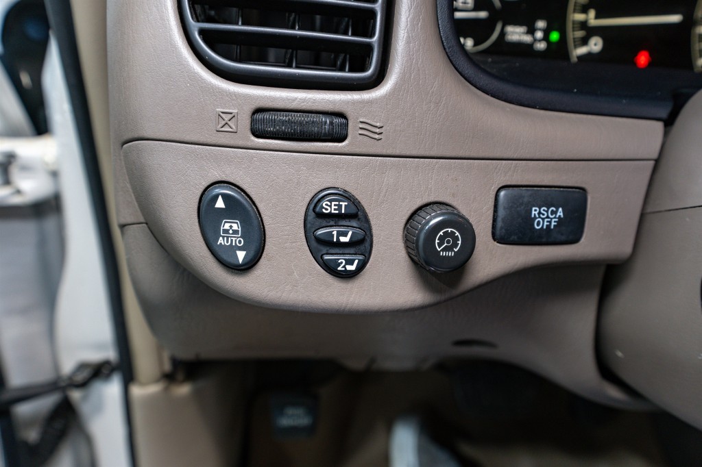 2005 Toyota Sequoia Image 28