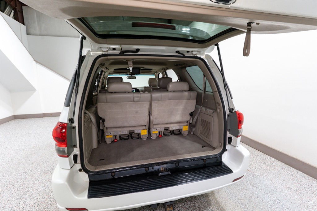 2005 Toyota Sequoia Image 32