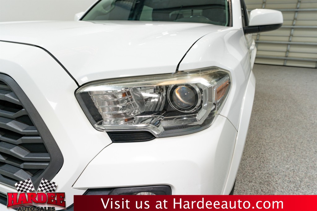 2017 Toyota Tacoma Image 8