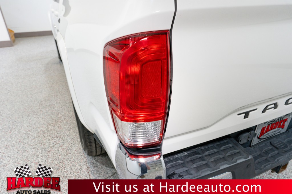 2017 Toyota Tacoma Image 9