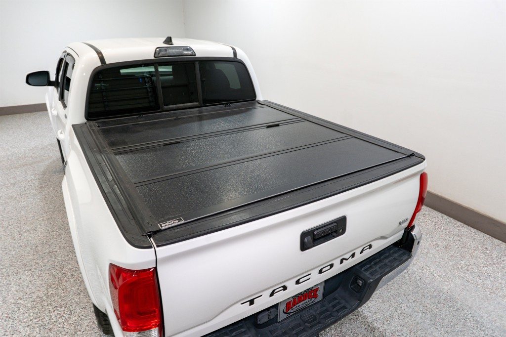 2017 Toyota Tacoma Image 11