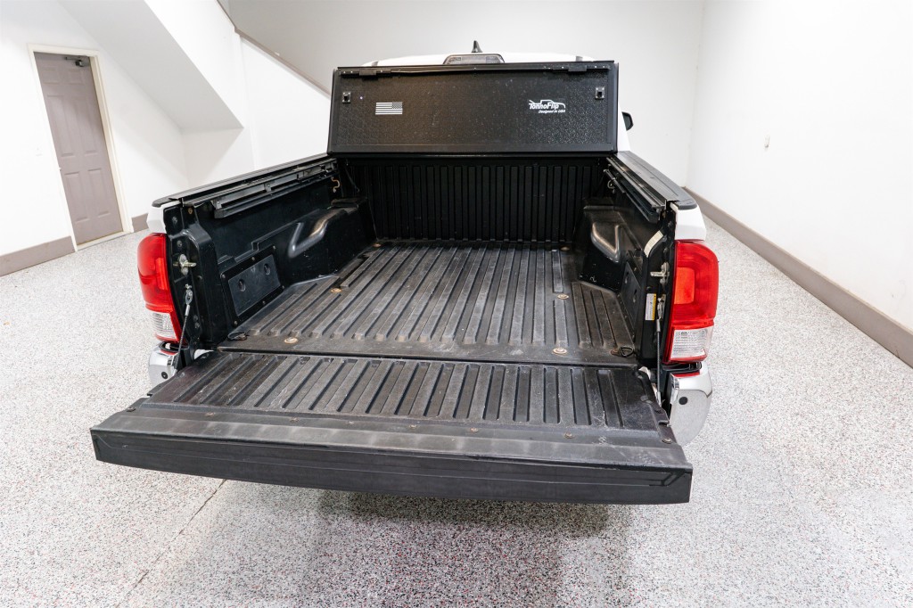 2017 Toyota Tacoma Image 12