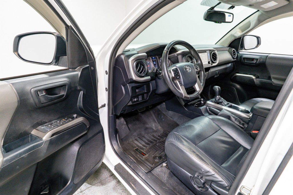 2017 Toyota Tacoma Image 14