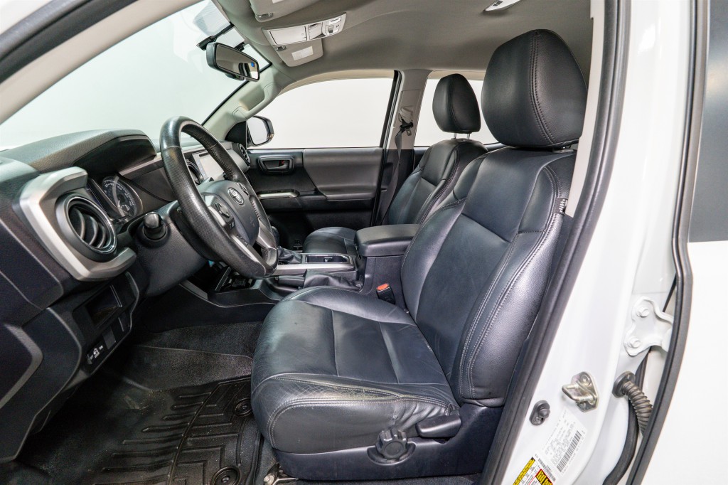 2017 Toyota Tacoma Image 16