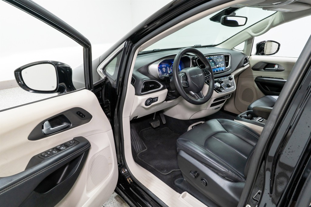 2024 Chrysler Pacifica Image 12