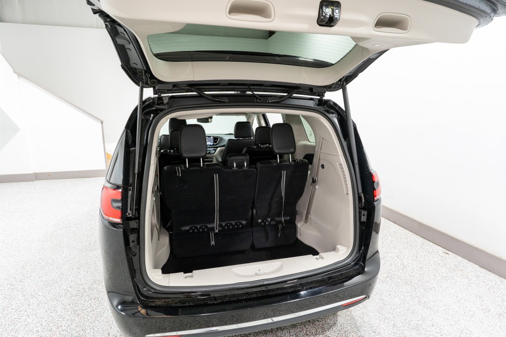 2024 Chrysler Pacifica Image 33
