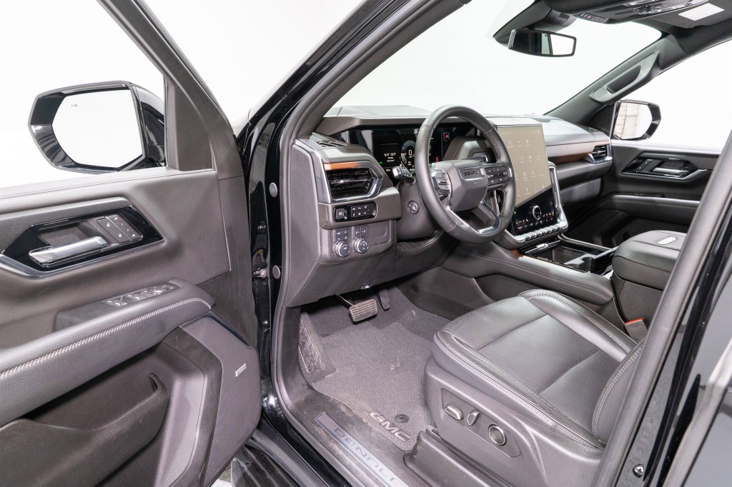 2025 GMC Yukon Image 12