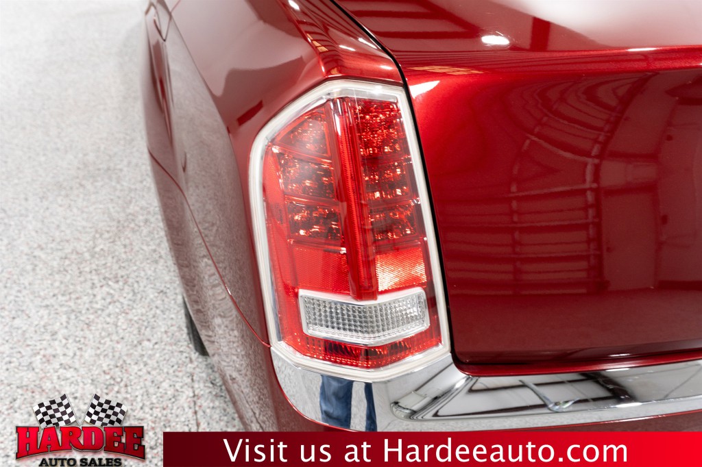 2013 Chrysler 300 Image 9